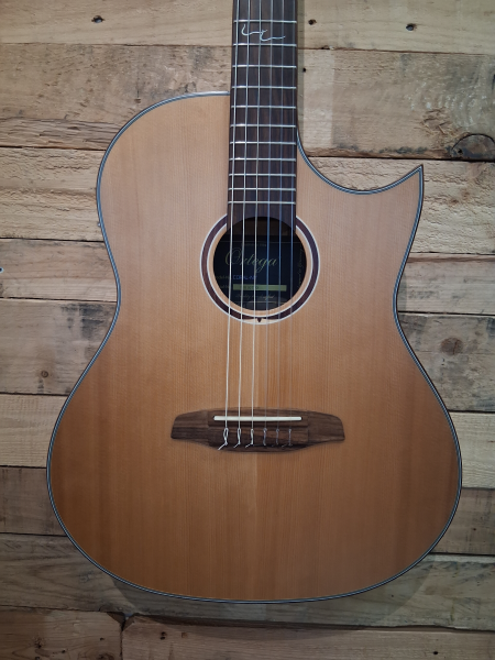 Preview: Ortega Coral-NY, Fichte massiv/ Dao, Tonabnehmer, Cutaway, 46mm Sattelbreite, 2nd Hand